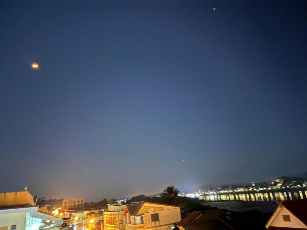 Thaveesinh Hotel Ban Houayxay Exteriör bild